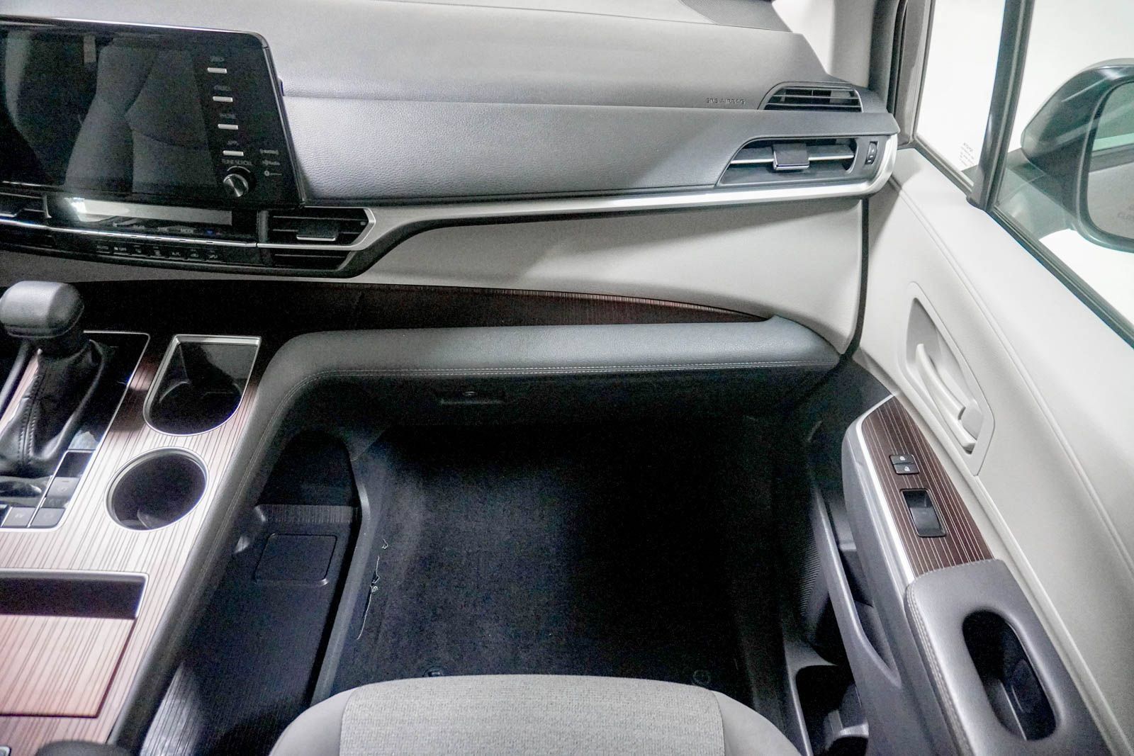 Used 2024 Toyota Sienna LE FWD image 29