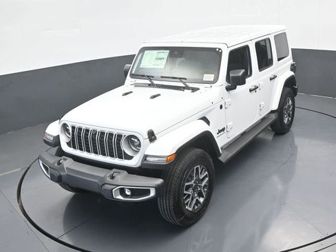 Used 2025 Jeep Wrangler Sahara AWD/4WD image 44