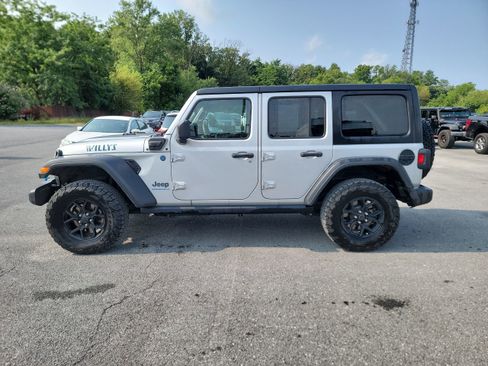 Used 2024 Jeep Wrangler Unlimited AWD/4WD image 3