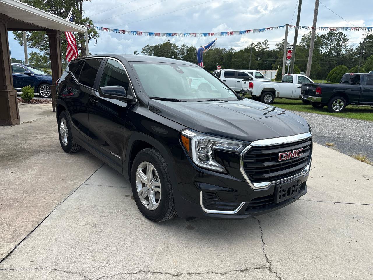Used 2024 GMC Terrain SLE FWD image 3