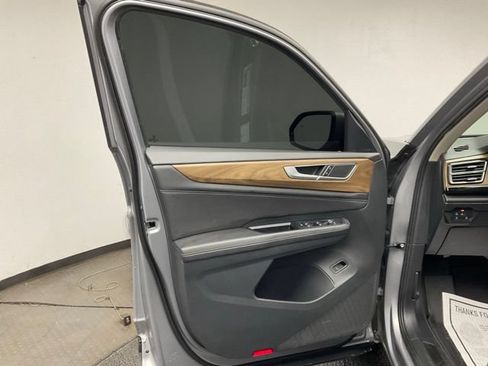 Used 2025 Volkswagen Atlas SE FWD image 10