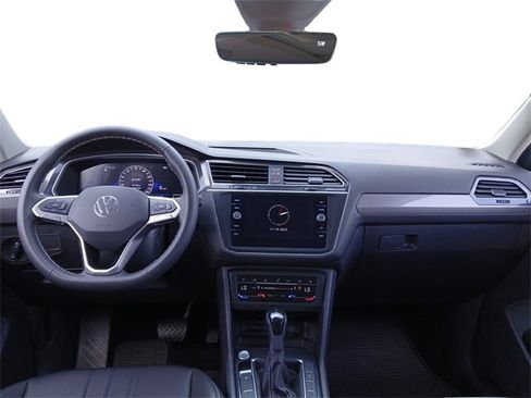 Used 2024 Volkswagen Tiguan SE w/ Panoramic Sunroof Package image 35