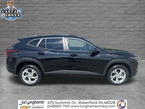 Used 2024 Chevrolet Trax LS w/ LS Convenience Package FWD image 2