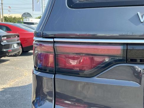 Used 2023 Jeep Wagoneer L Series III w/ Premium Group I AWD/4WD image 10