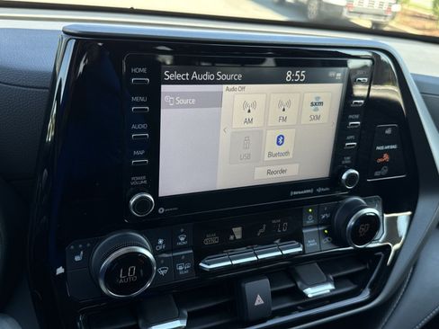 Used 2022 Toyota Highlander XLE AWD/4WD image 18