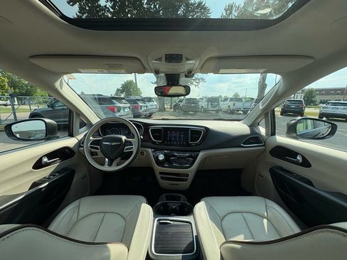 Used 2017 Chrysler Pacifica Limited FWD image 11