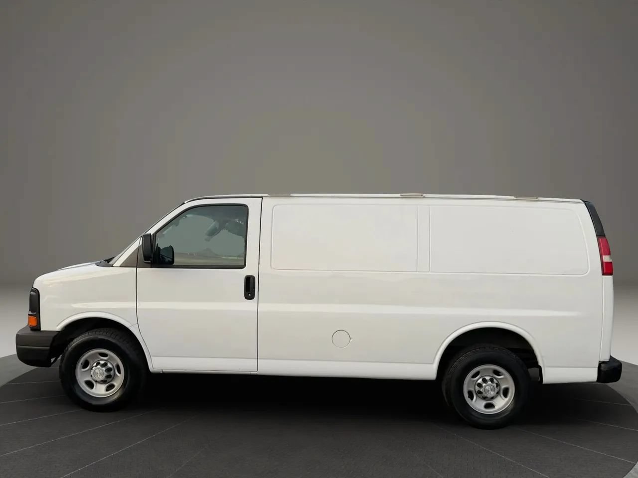 Used 2016 Chevrolet Express 2500 RWD image 3