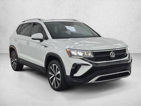 Used 2023 Volkswagen Taos SE w/ Panoramic Sunroof Package FWD image 3