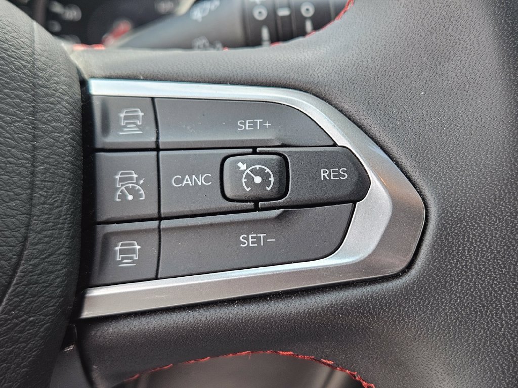 Used 2025 Jeep Compass Trailhawk AWD/4WD image 32