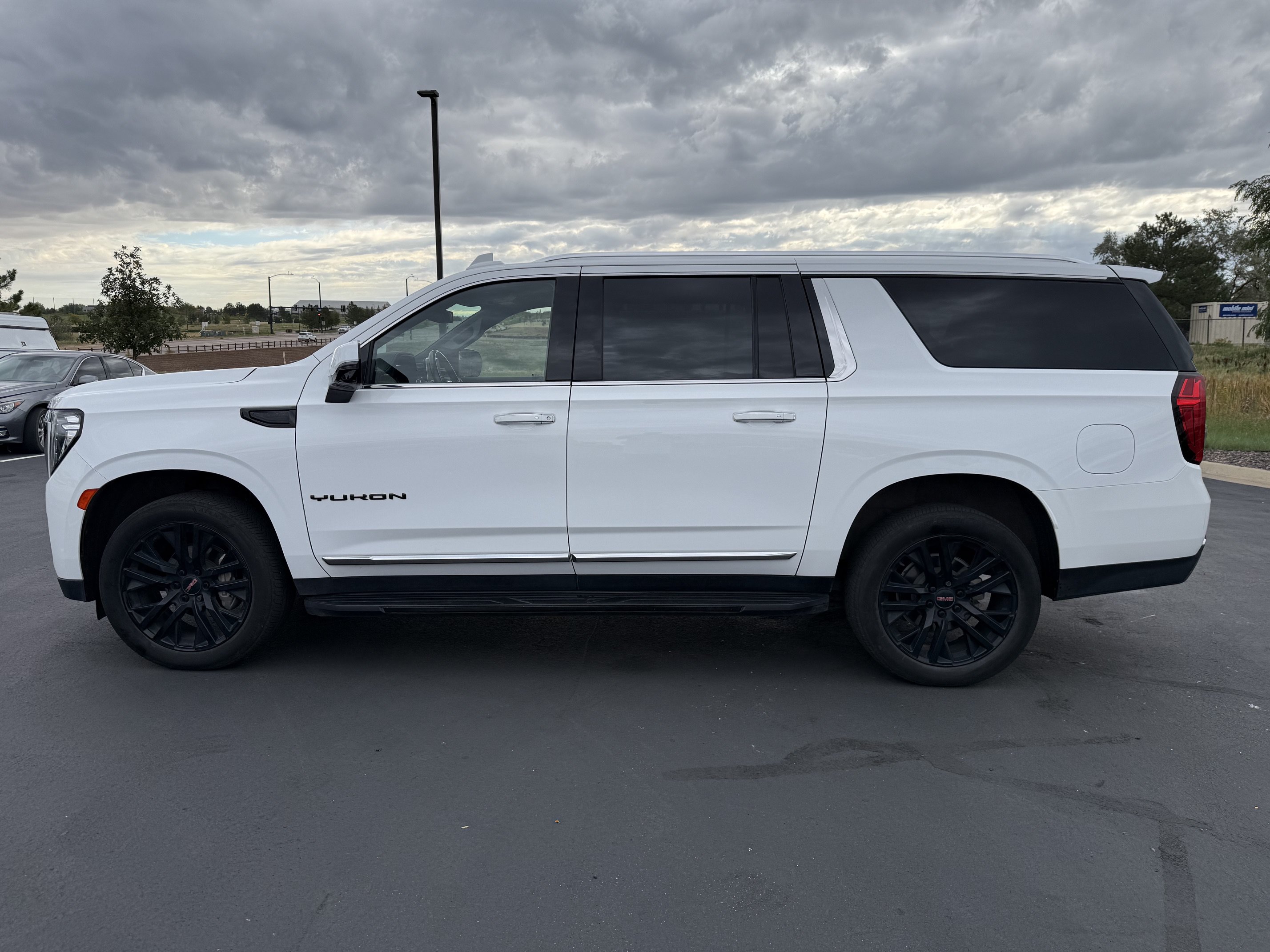 Used 2023 GMC Yukon XL SLT w/ SLT Premium Package AWD/4WD image 4