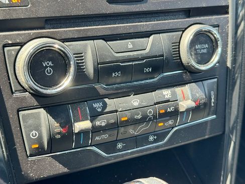 Used 2018 Ford Explorer XLT w/ Equipment Group 202A AWD/4WD image 21