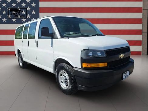 Used 2018 Chevrolet Express 2500 w/ Driver Convenience Package RWD image 3