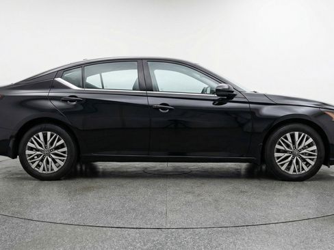 Used 2025 Nissan Altima 2.5 SV image 11