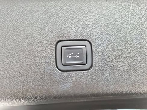 Used 2021 Chevrolet Traverse Premier FWD image 13