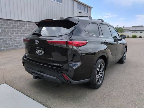Used 2022 Toyota Highlander XLE AWD/4WD image 3