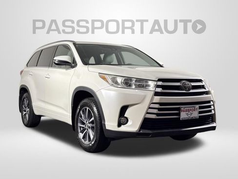 Used 2017 Toyota Highlander XLE AWD/4WD image 2