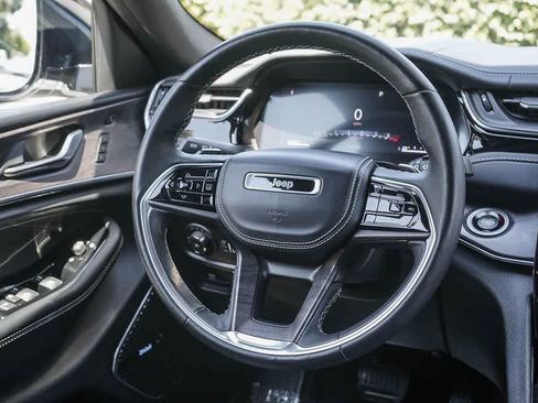 Used 2022 Jeep Grand Cherokee Overland w/ Luxury Tech Group IV AWD/4WD image 15