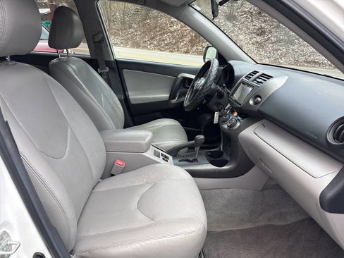 Used 2011 Toyota RAV4 Base 4x4 4dr SUV image 18