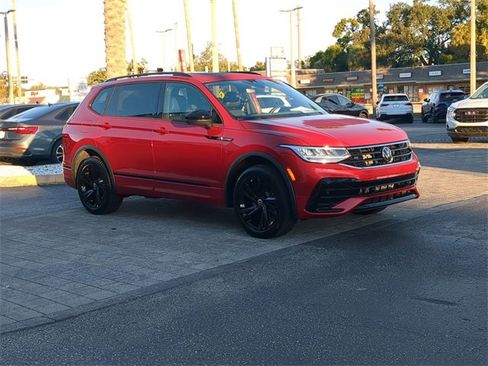 Certified 2024 Volkswagen Tiguan SE R-Line image 2