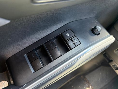 Used 2024 Toyota Highlander LE FWD image 28