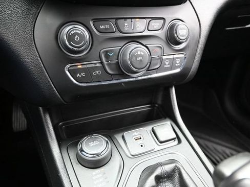Used 2020 Jeep Cherokee Latitude Plus w/ Cold Weather Group AWD/4WD image 43