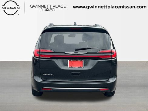 Used 2022 Chrysler Pacifica Touring-L image 6