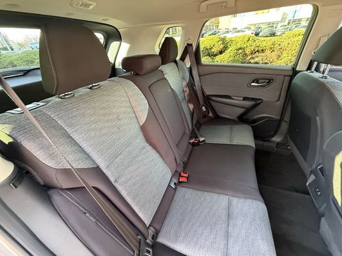 Used 2023 Nissan Rogue SV image 34