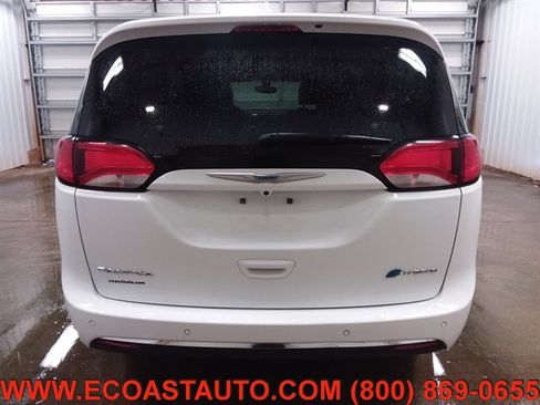 Used 2018 Chrysler Pacifica Touring-L image 8