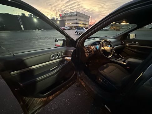 Used 2018 Ford Explorer XLT image 9