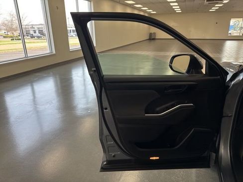 Used 2023 Toyota Highlander LE image 22