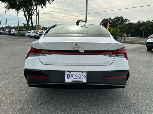 New 2025 Hyundai Elantra Limited image 4