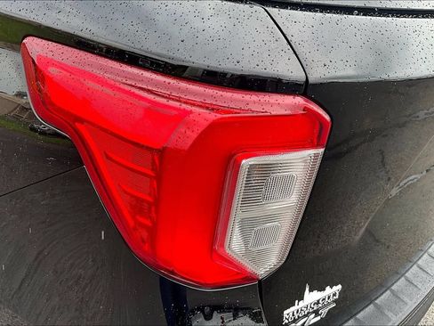 Used 2023 Ford Explorer XLT AWD/4WD image 25