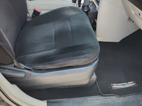 Used 2011 Chrysler Town & Country Touring FWD image 11