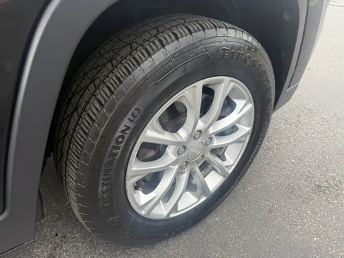 Used 2019 Jeep Cherokee Latitude w/ Popular Appearance Group AWD/4WD image 25