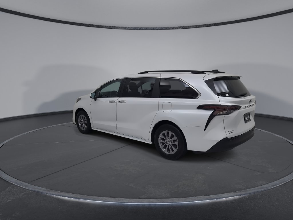 Used 2025 Toyota Sienna XLE FWD image 13