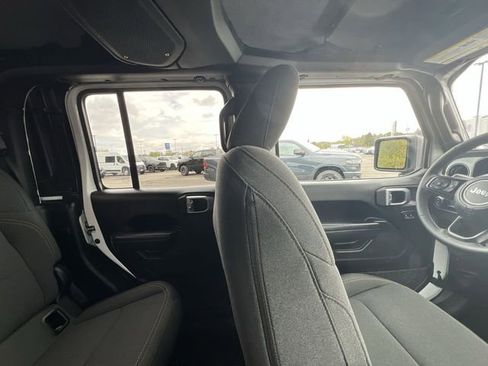 Used 2025 Jeep Gladiator Sport AWD/4WD image 16