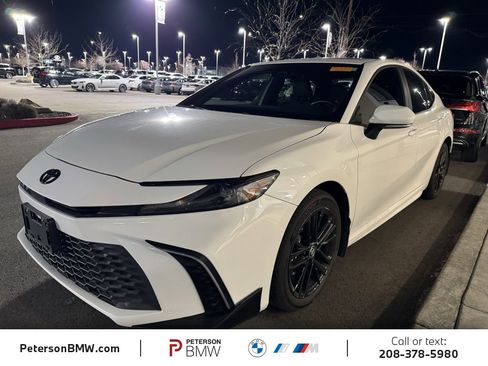 Used 2025 Toyota Camry SE w/ Convenience Package image 2