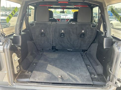 Used 2019 Jeep Wrangler Unlimited Rubicon w/ Cold Weather Group AWD/4WD image 16