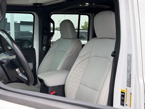 Used 2023 Jeep Gladiator Overland AWD/4WD image 13