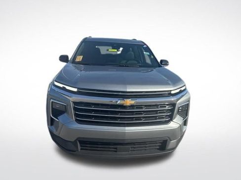 Used 2025 Chevrolet Traverse LT FWD image 8