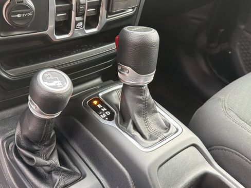 Used 2021 Jeep Gladiator Sport image 12