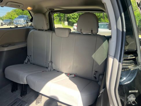 Used 2015 Toyota Sienna XLE w/ XLE Navigation Package FWD image 19