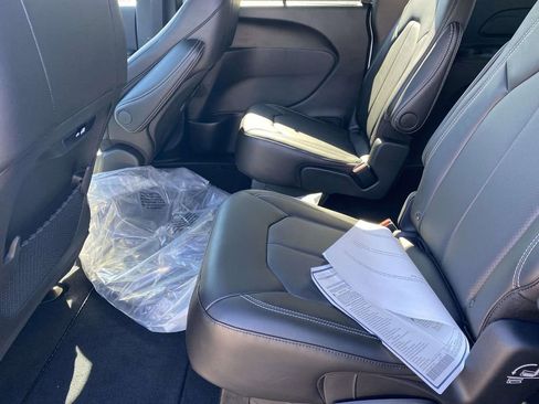 New 2026 Chrysler Pacifica Select image 9