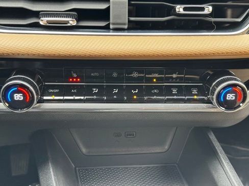 Used 2025 Chevrolet Equinox ACTIV image 11