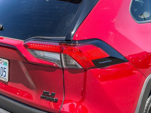 Used 2022 Toyota RAV4 XLE Premium AWD/4WD image 8