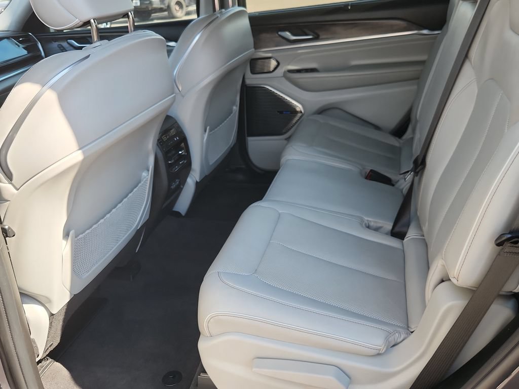 Used 2022 Jeep Grand Cherokee L Overland w/ Luxury Tech Group IV AWD/4WD image 11