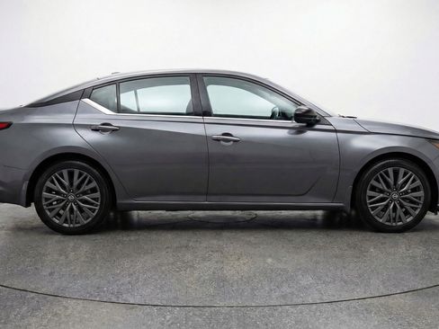 Used 2025 Nissan Altima 2.5 SV FWD image 11