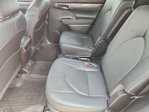 Used 2021 Toyota Highlander Limited FWD image 25