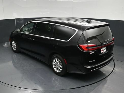 Certified 2024 Chrysler Pacifica Touring-L FWD image 55