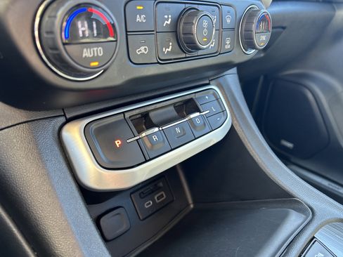 Used 2023 GMC Acadia SLT image 11